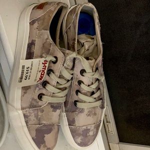 Beautiful and comfortable sneakers , camouflage print . Size 8.5